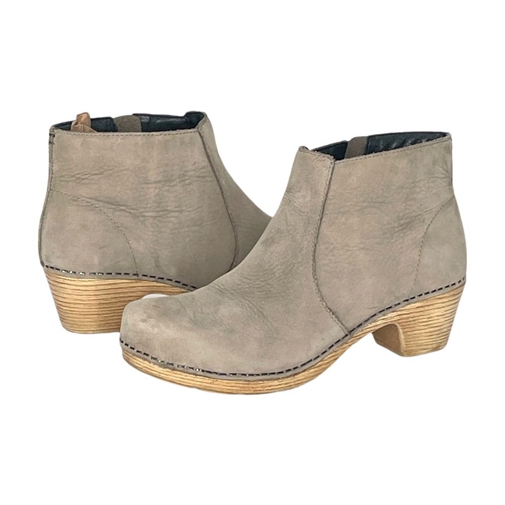 Dansko Women’s Lizanne Milled Nubuck Ankle Bootie Clogs in Taupe Size 8